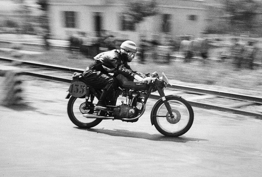 Spaggiari-in-piena-azione-nel-1955-con-la-100-Gran-Sport-durante-il-Giro-dItalia-1 Bruno Spaggiari (1933-2026), una vita in sella per la Ducati