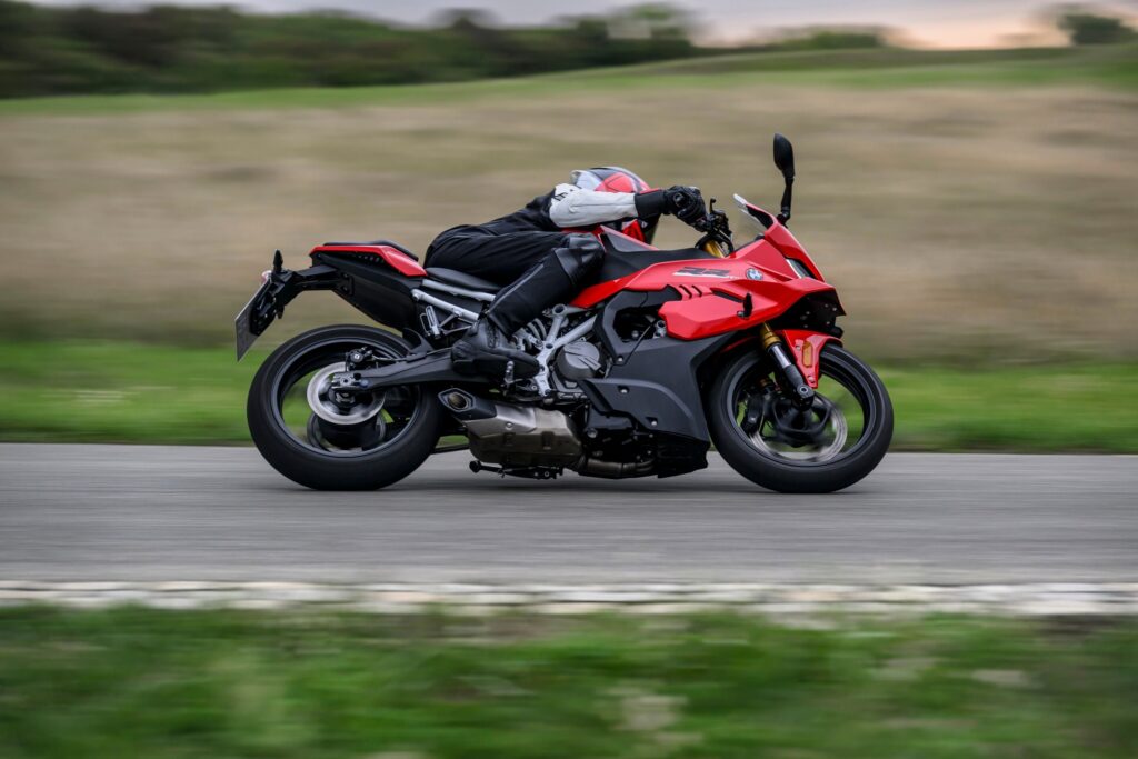 bmw-f-450-rr-2027-fiancata-in-pista-1024x683 BMW F 450 RR: la sportiva per la patente A2 con il DNA della S 1000 RR