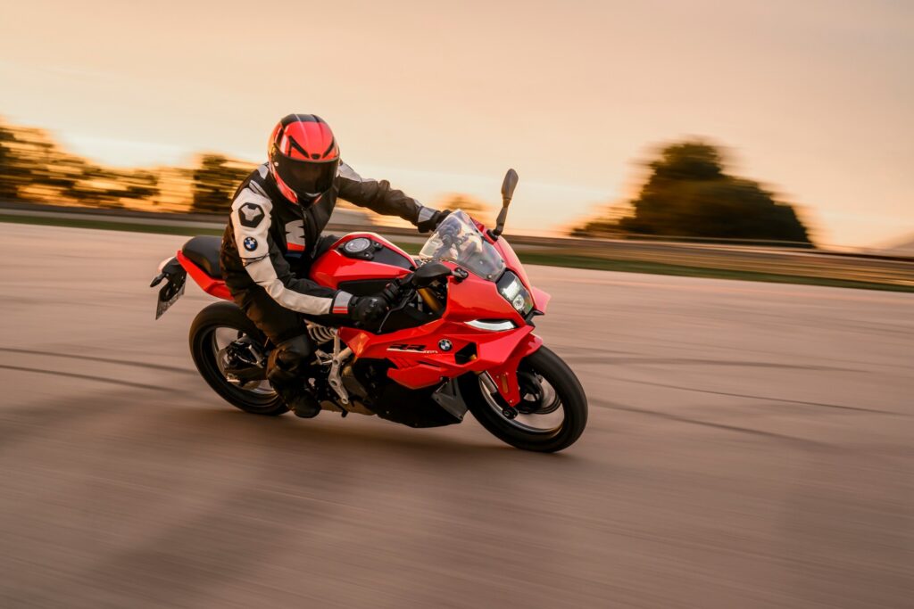 BMW F 450 RR 2027 in piega su una pista al tramonto