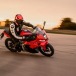 BMW F 450 RR 2027 in piega su una pista al tramonto