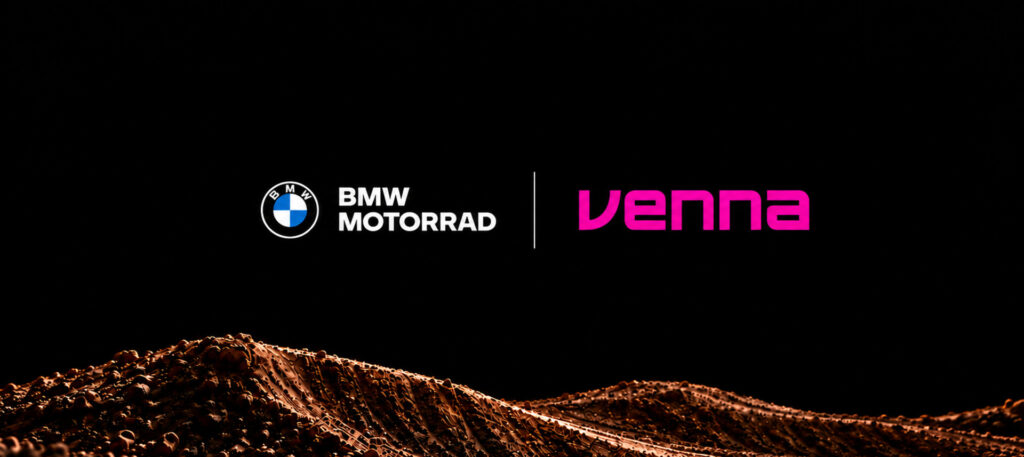 I loghi di BMW Motorrad e Venna affiancati, a sancire la partnership nelle moto elettriche