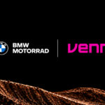 I loghi di BMW Motorrad e Venna affiancati, a sancire la partnership nelle moto elettriche