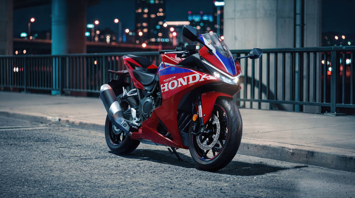honda-cbr500r-four-2027-citta-notte Honda CBR500R FOUR: torna la quattro cilindri da mezzo litro, con E-Clutch e versione A2
