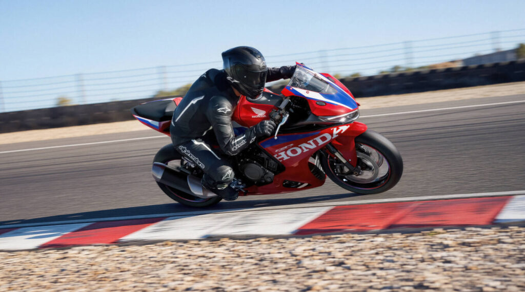 Honda CBR500R FOUR 2027 in piega su circuito