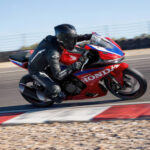 Honda CBR500R FOUR 2027 in piega su circuito