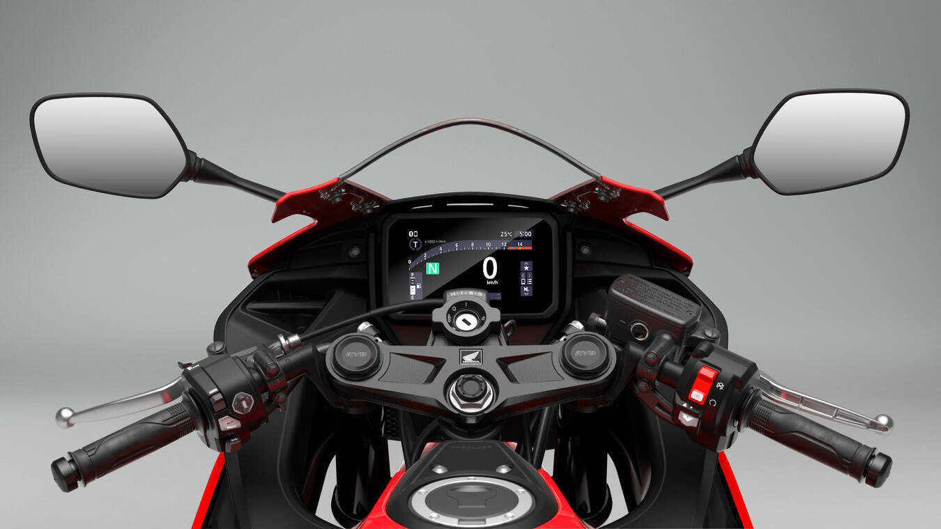 honda-cbr500r-four-2027-strumentazione-tft Honda CBR500R FOUR: torna la quattro cilindri da mezzo litro, con E-Clutch e versione A2