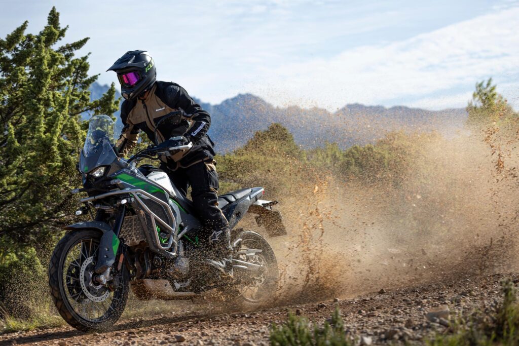kawasaki-kle650-2027-sterrato-1024x683 Kawasaki KLE650 2027: la media adventure da 70 CV arriva a 8.290 euro