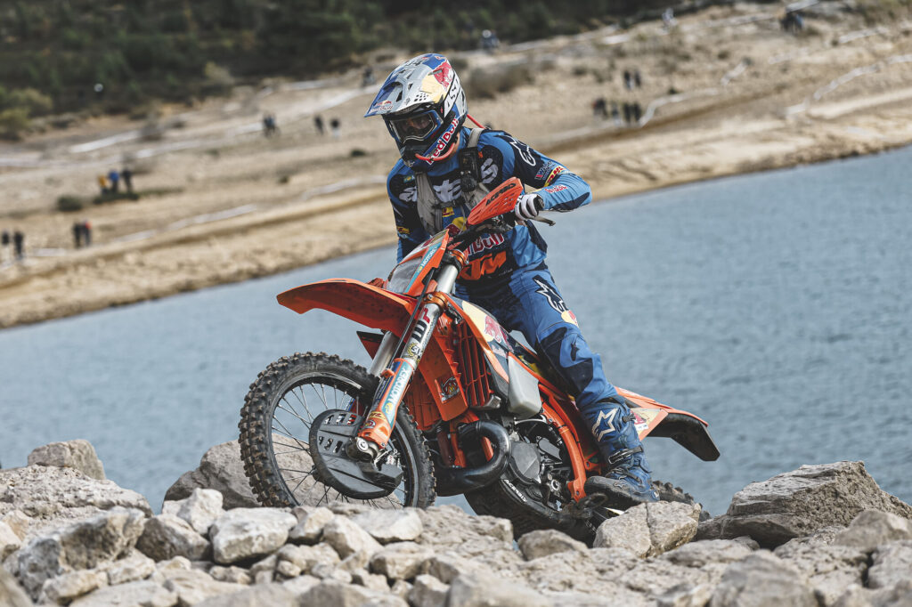 Manuel Lettenbichler in sella alla KTM 300 EXC sulle rocce in riva all'acqua durante la Hixpania Hard Enduro 2026