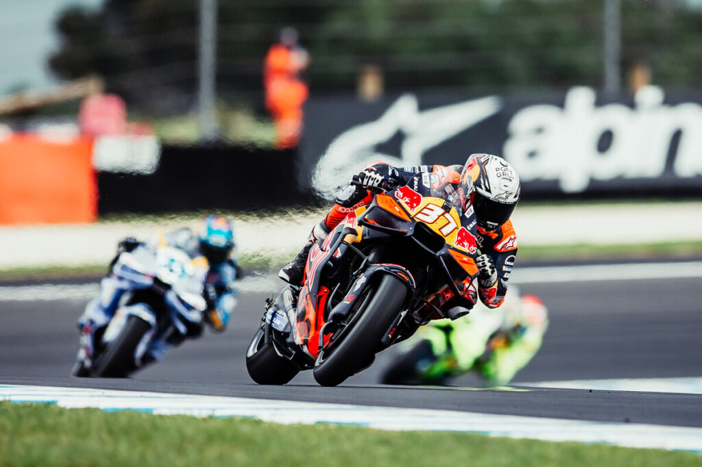 Pedro Acosta in piega con la KTM RC16 al Gran Premio d'Australia 2025 a Phillip Island
