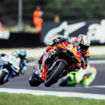 Pedro Acosta in piega con la KTM RC16 al Gran Premio d'Australia 2025 a Phillip Island